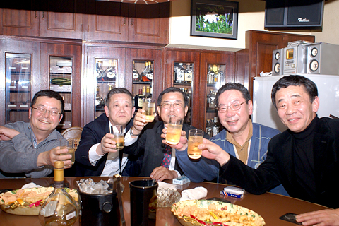 まだ寒い札幌で、熱い夜を過ごすメンバー達。