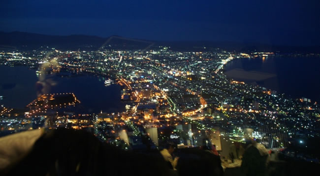 写真⑪　　同期生と一緒に見た函館の夜景