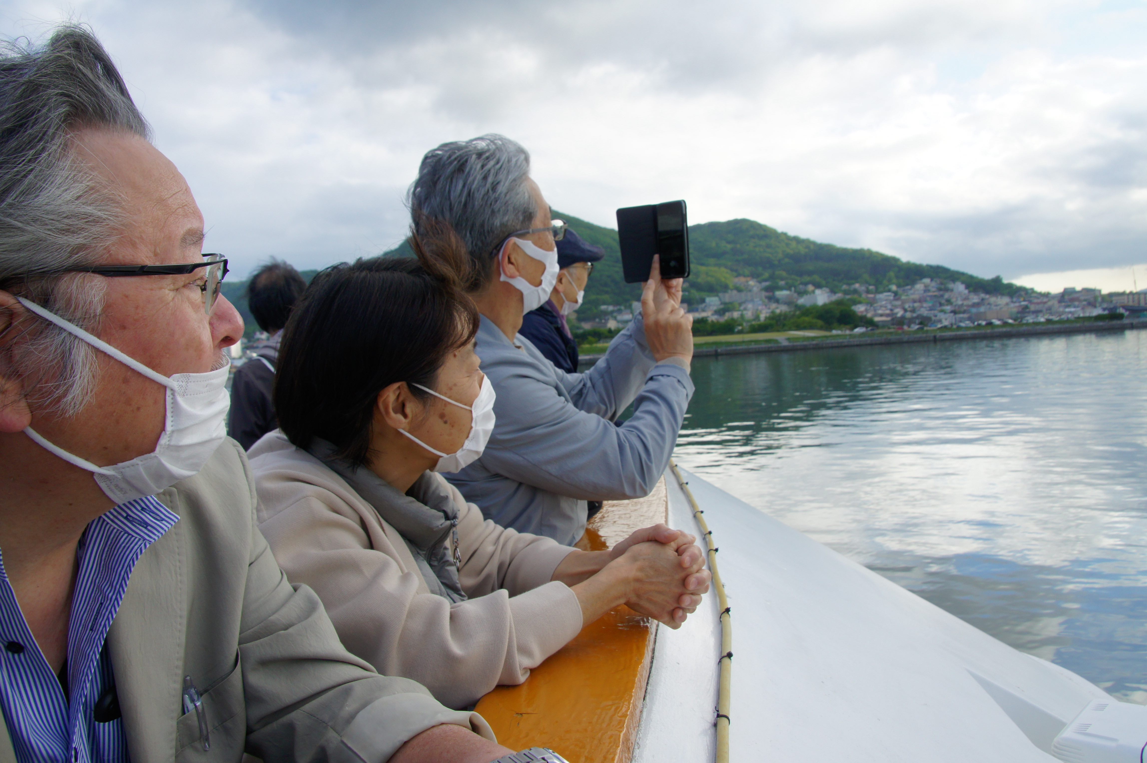 写真①　　函館湾クルーズ船上から。函館山を見ながら函館湾を30分で一周