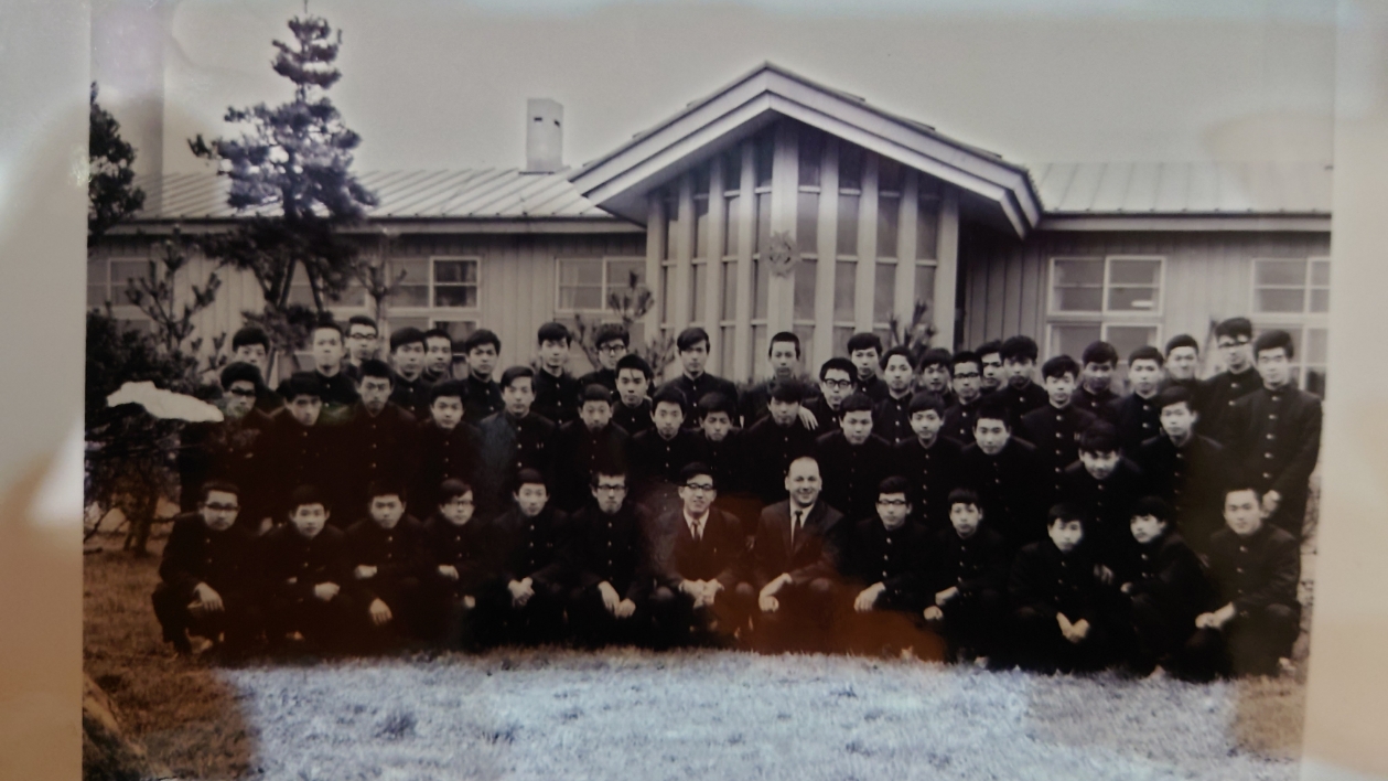 （写真④）1967年4月、20代の津田先生が担任だった1年C組のクラス写真