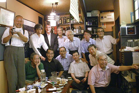津田先生、金谷さんを囲んで大いに盛り上がった講演後の食事会